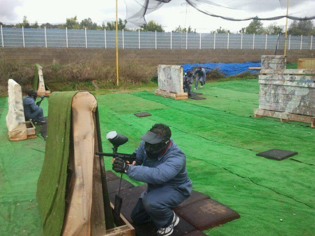Escondido en el campo de paintball